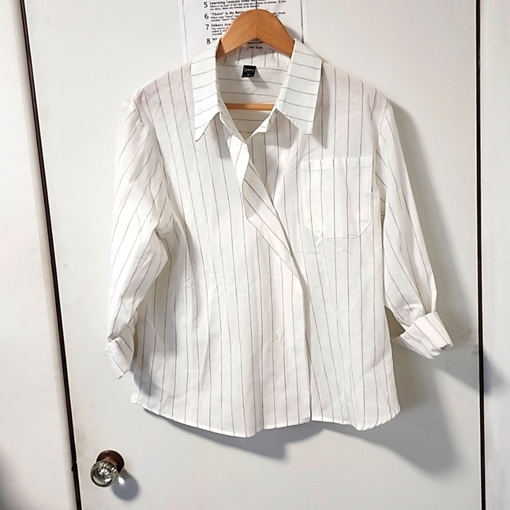Dazy button up blouse with grown pin stripes